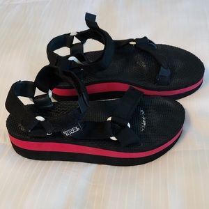 Teva Flatform Platform Sandals Black and Red